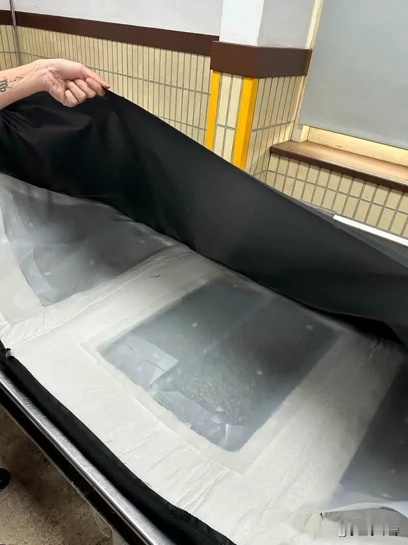 中国台湾地区一名军人通过交友软件认识“美女网友”，对方声称人在国外，拜托他代收包