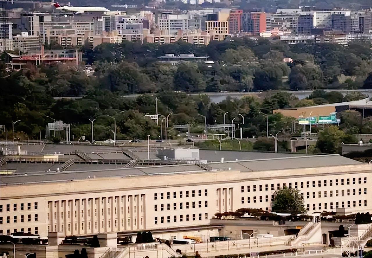 叙利亚沙漠突然传来震天巨响，美军从自己在叙东部代尔祖尔省的基地里，密密麻麻射出一