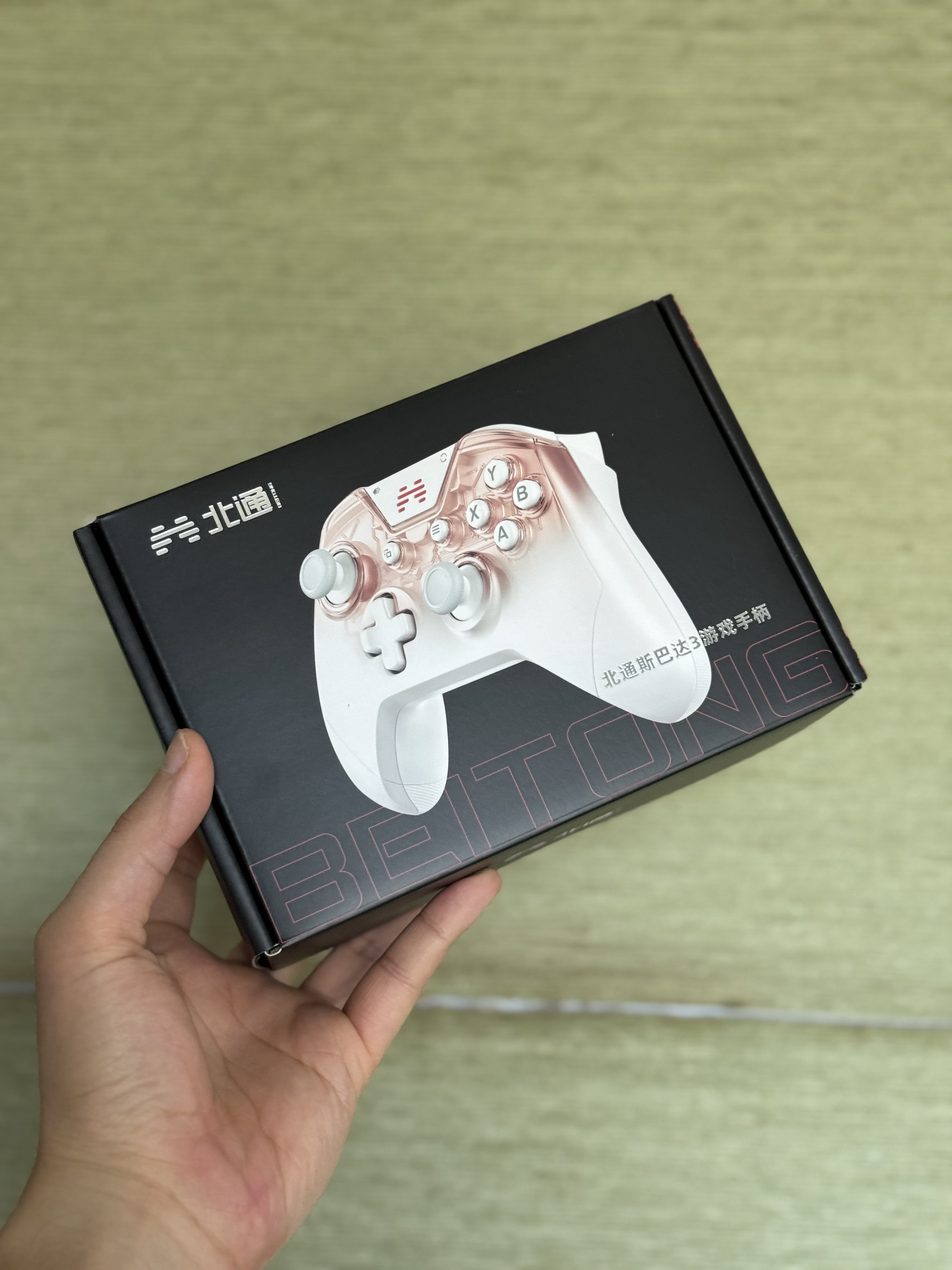 理想商城最近终于好起来了上新的速度和选品都不错整了一个游戏手柄，不仅可以在车上玩