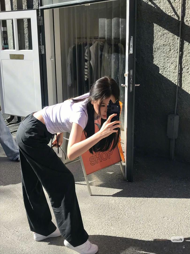 虞书欣这几张拍的我还蛮喜欢的…淡淡得很有气质…虽然内娱总是致力于按头老🐟是普女