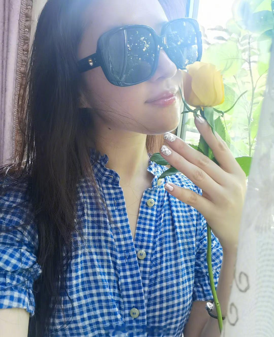 #刘亦菲美甲# 刘亦菲更博晒美照并配文做了个美甲，漂亮不？漂亮，感觉每根头发丝都
