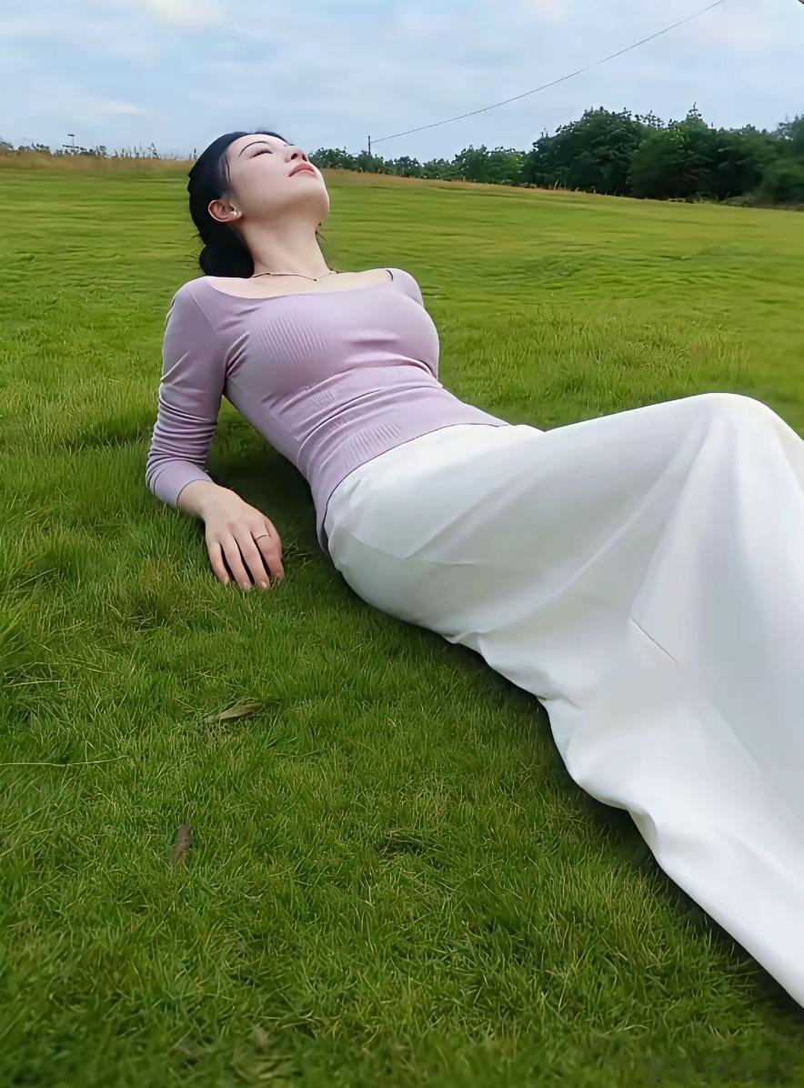 在绿草如茵的田野上，享受阳光的温柔拥抱。🌞🌿💙