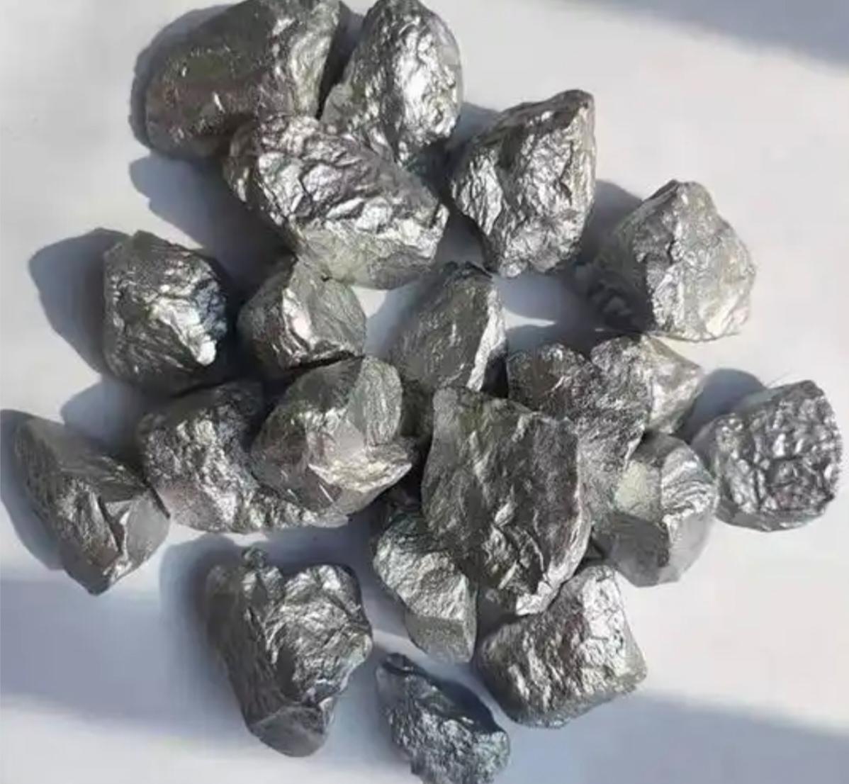 上联：一秋心事寄弯月，安子邀对几两碎银笑峨眉
