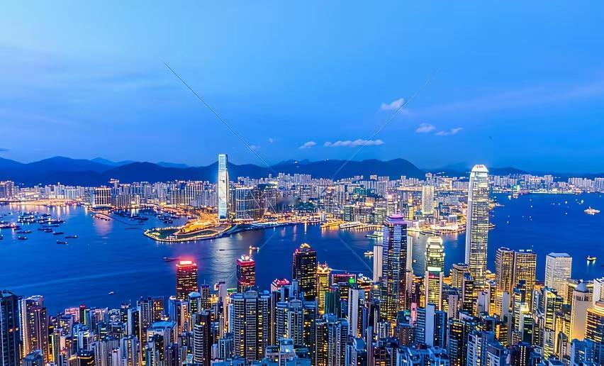 ​香港作为一个国际的大都市​金碧辉煌，灯红酒绿，明显的是一个经济发达城市，让人非