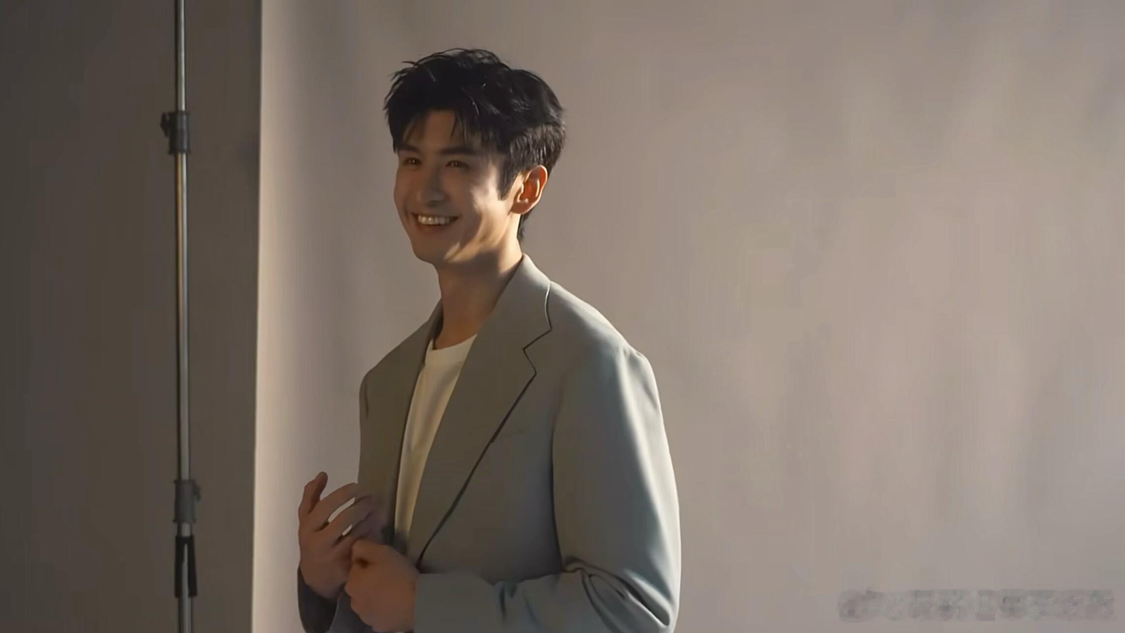 张云龙好扛镜头的一张脸导演也很为张云龙着迷吧终于懂导演执着贴脸拍摄的理由了！张云