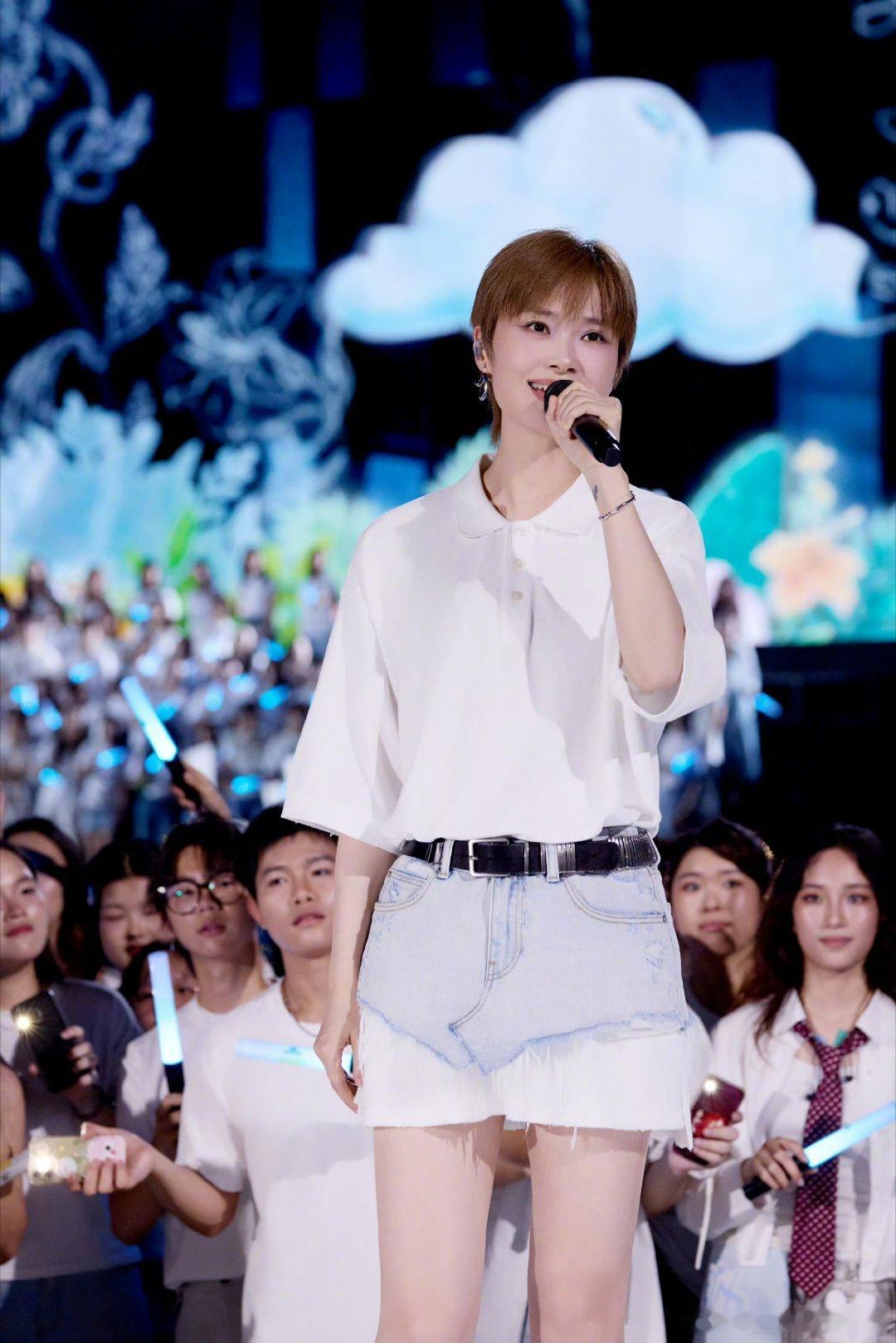 李宇春自嘲没见过世面李宇春也在怀念22岁的自己吧 舞台中心的人感受最直接，姐自己