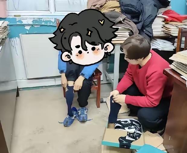 零下20℃，男孩光脚上课，让老师粉笔掉地。
 
女老师上课突然看见男孩露着脚脖子