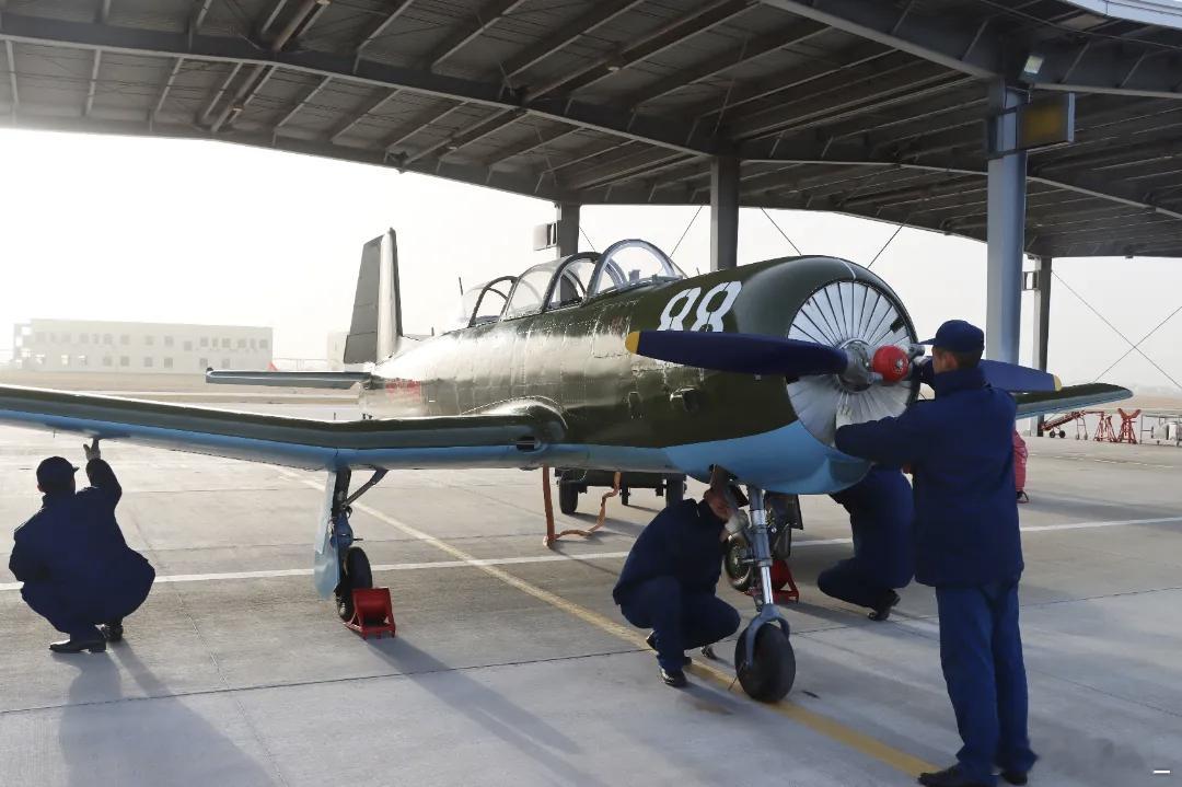 海航大某团新一批飞行学员顺利完成单飞考核：中原大地