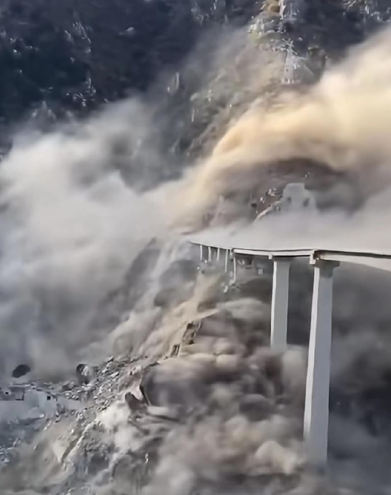 新桥骤塌！
四川马尔康红旗特大桥事故引发关注

2025年11月11日16时10