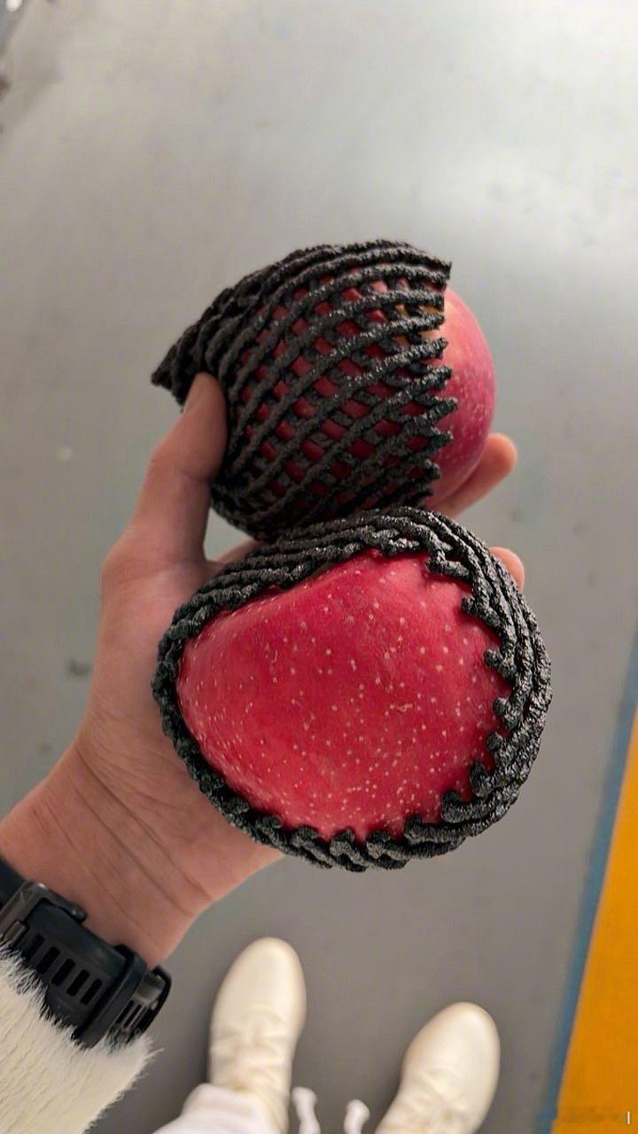 我姐给我寄的苹果，昨儿收到的，这也太好了，瞅着嘎嘎馋 