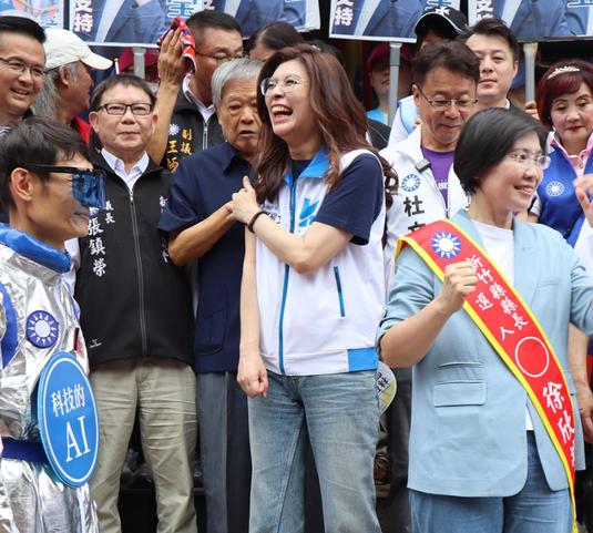 郑丽文遭前新竹县长挥拳打背、欲打巴掌！郑丽文往旁边一闪，躲开了这一下，脸上还挂着