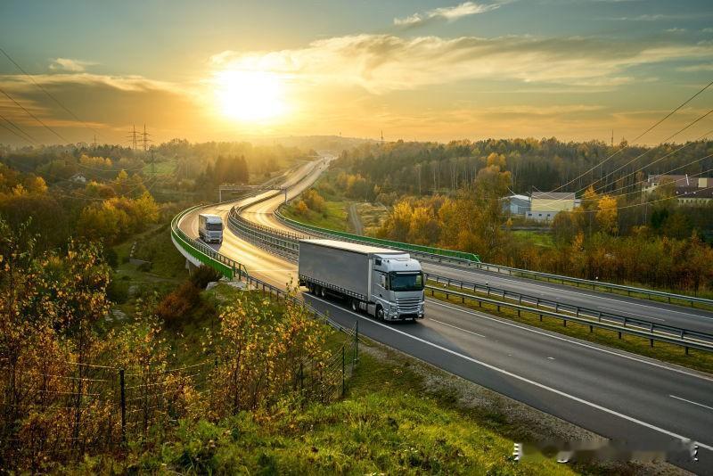 姐妹们，今天刷到美团先锋骑手颁奖典礼的新闻，真的破防了。原来我们每天见到的外卖小