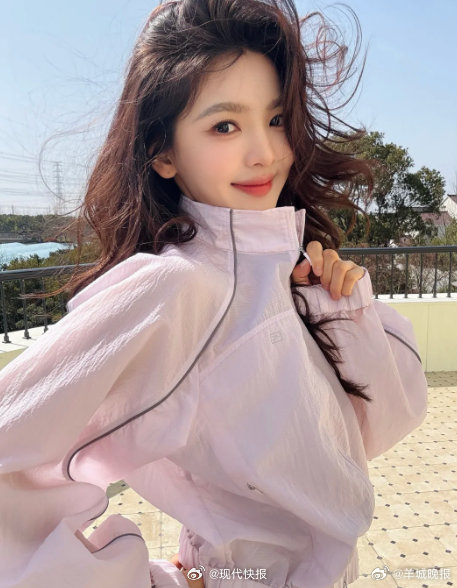 #章若楠晒plog告别三月# 3月31日，更新个人社交平台，一口气发了17张照片