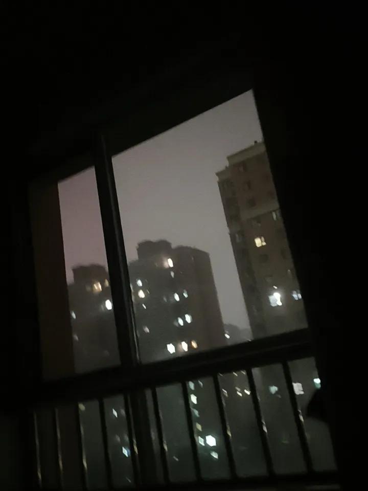晚上22:50。电闪雷鸣，终于下大雨🌧️了。坐标山东鲁西南兖州区。菏泽枣庄下了