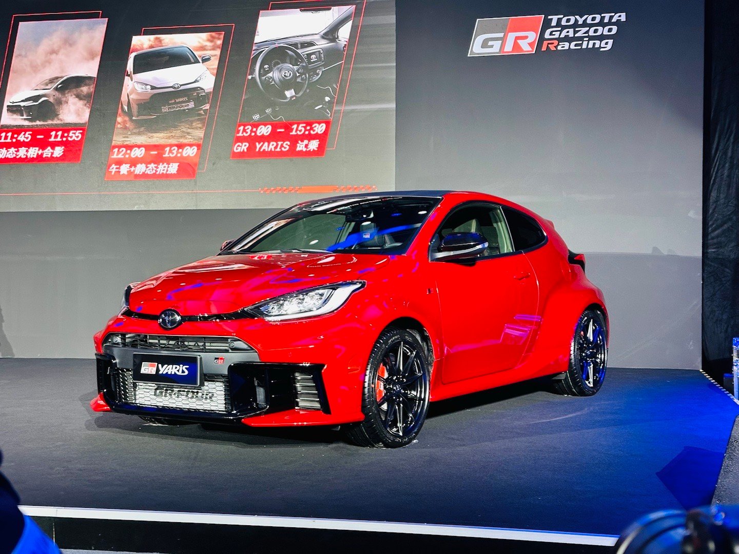 GR Yaris新旧对比：外部看得见的：1、前保险杠一开三，方便局部更换；2、前