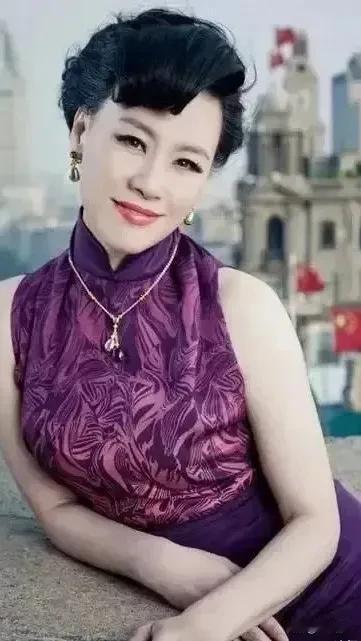 谁家穷妈长这样？邬君梅把苦情剧演成豪门风云！
全网吵疯了：穿补丁旗袍像走秀，训娃