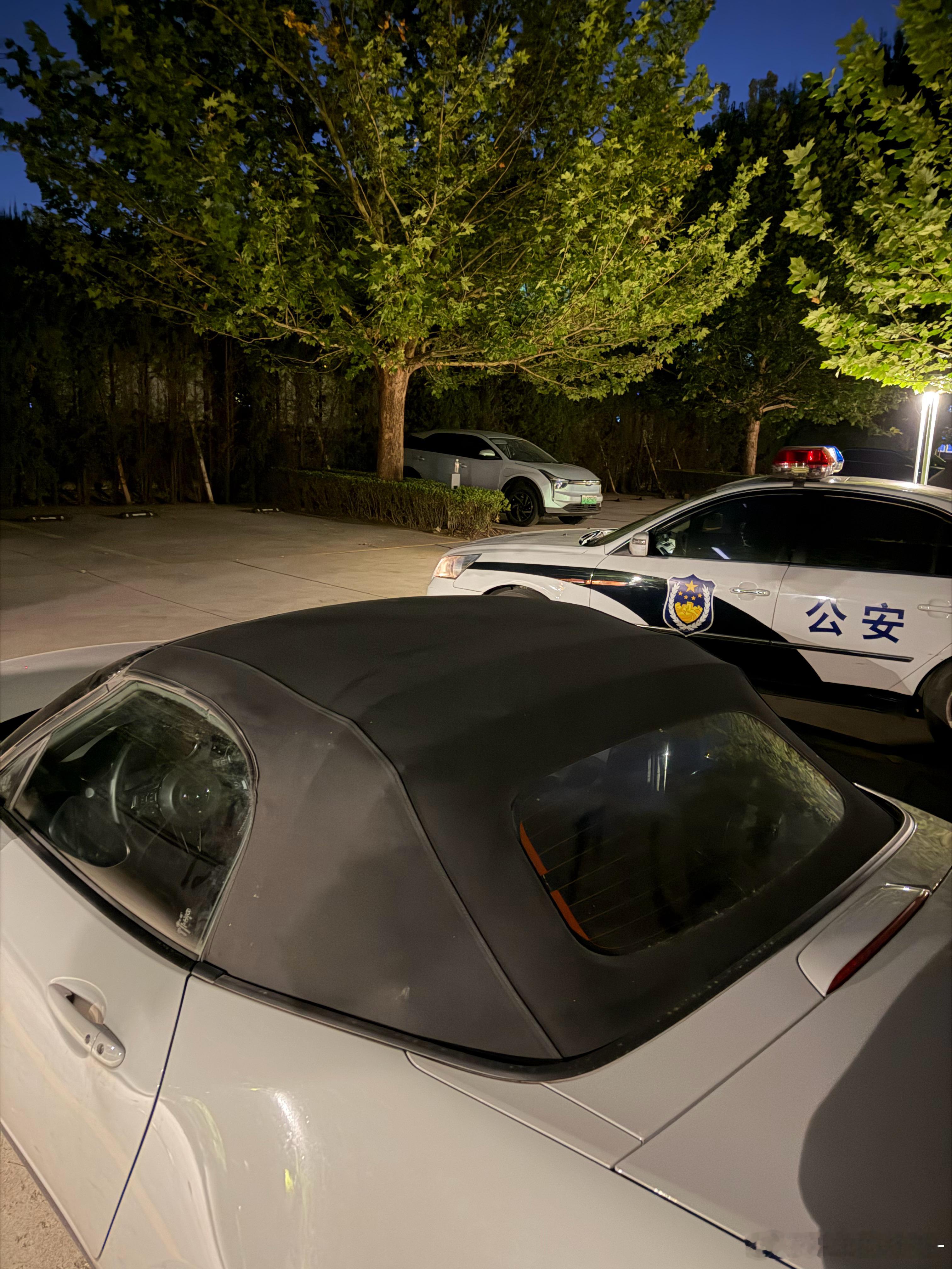 我的马自达小mx5被蹭，肇事司机逃逸，报👮后叔叔来开了回执，明天还得去趟交通队