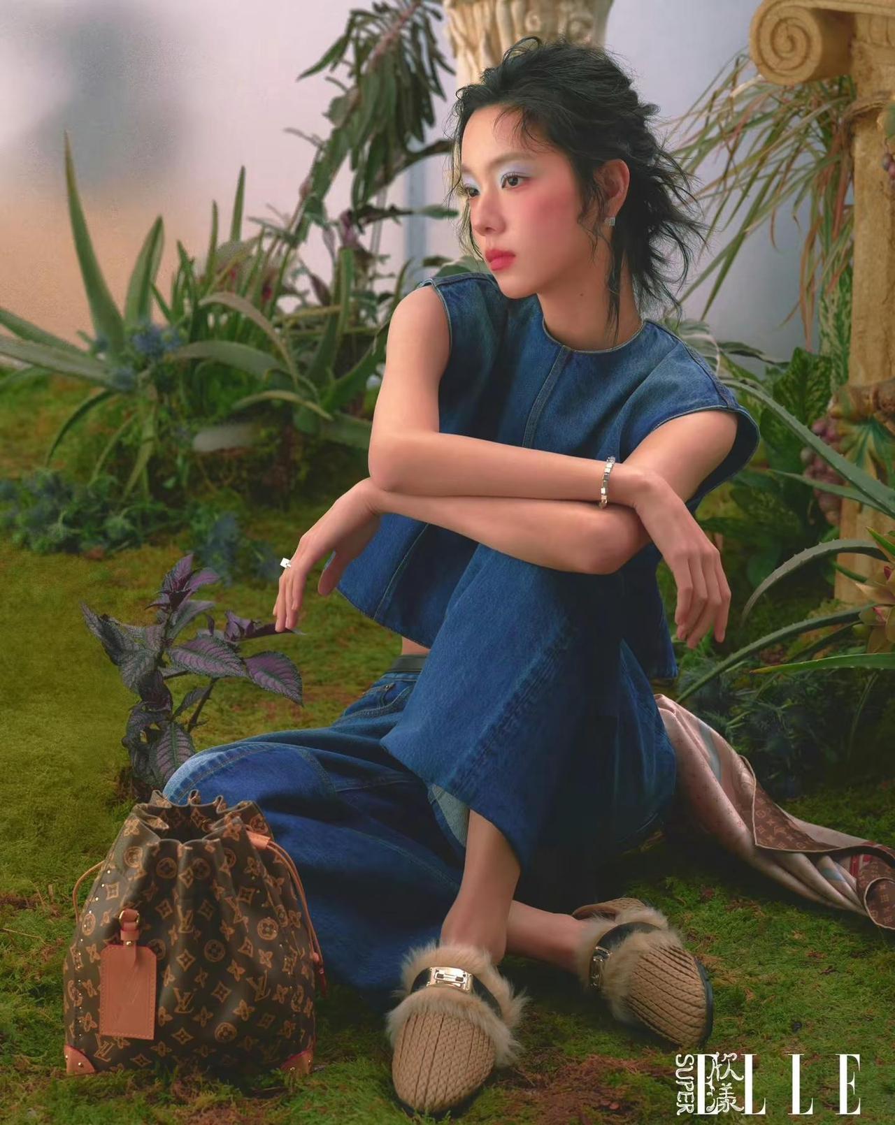 北电女神演员、00后国民女神庄达菲的最新杂志照太飒了，沉鱼落雁、亭亭玉立庄达菲 