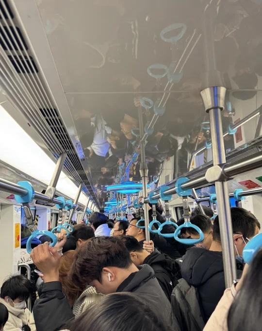 今天的地铁🚇晚高峰延迟到24点
地铁越靠近市区越多人 晚高要延续到2026年了