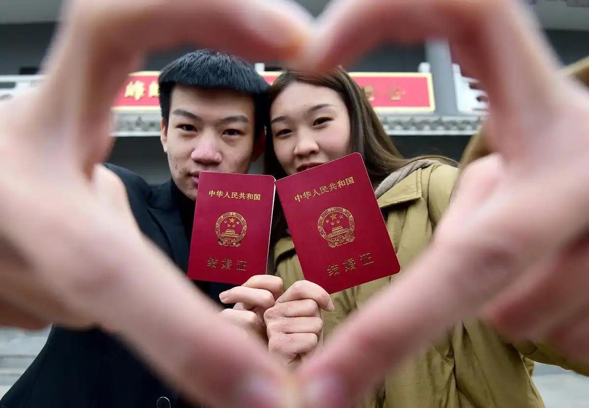 只解决生理、互不捆绑、搭伙不交心的二婚模式，现在越来越普遍，现实、清醒，但利弊都