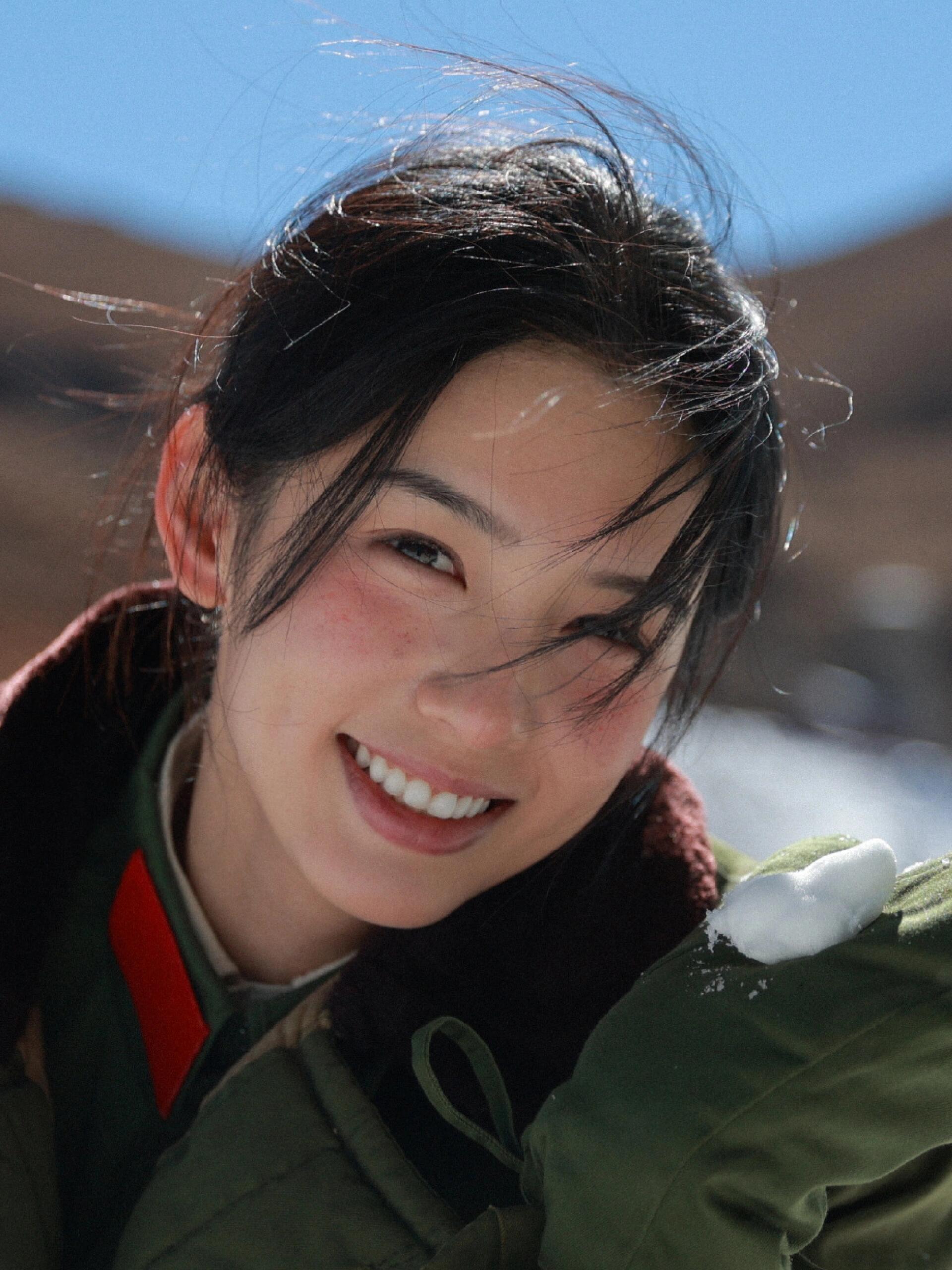 周也这两张太美了野生少女 