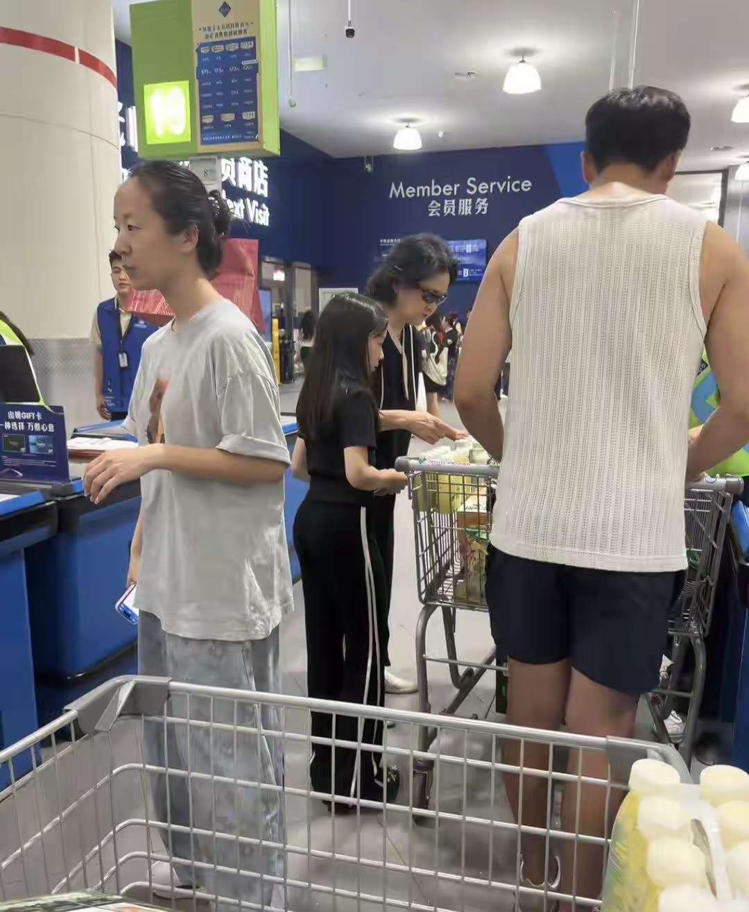 43岁高云翔带9岁女儿逛山姆！无袖上衣肌肉壮硕买满一车零食，网友：离婚了还这么宠