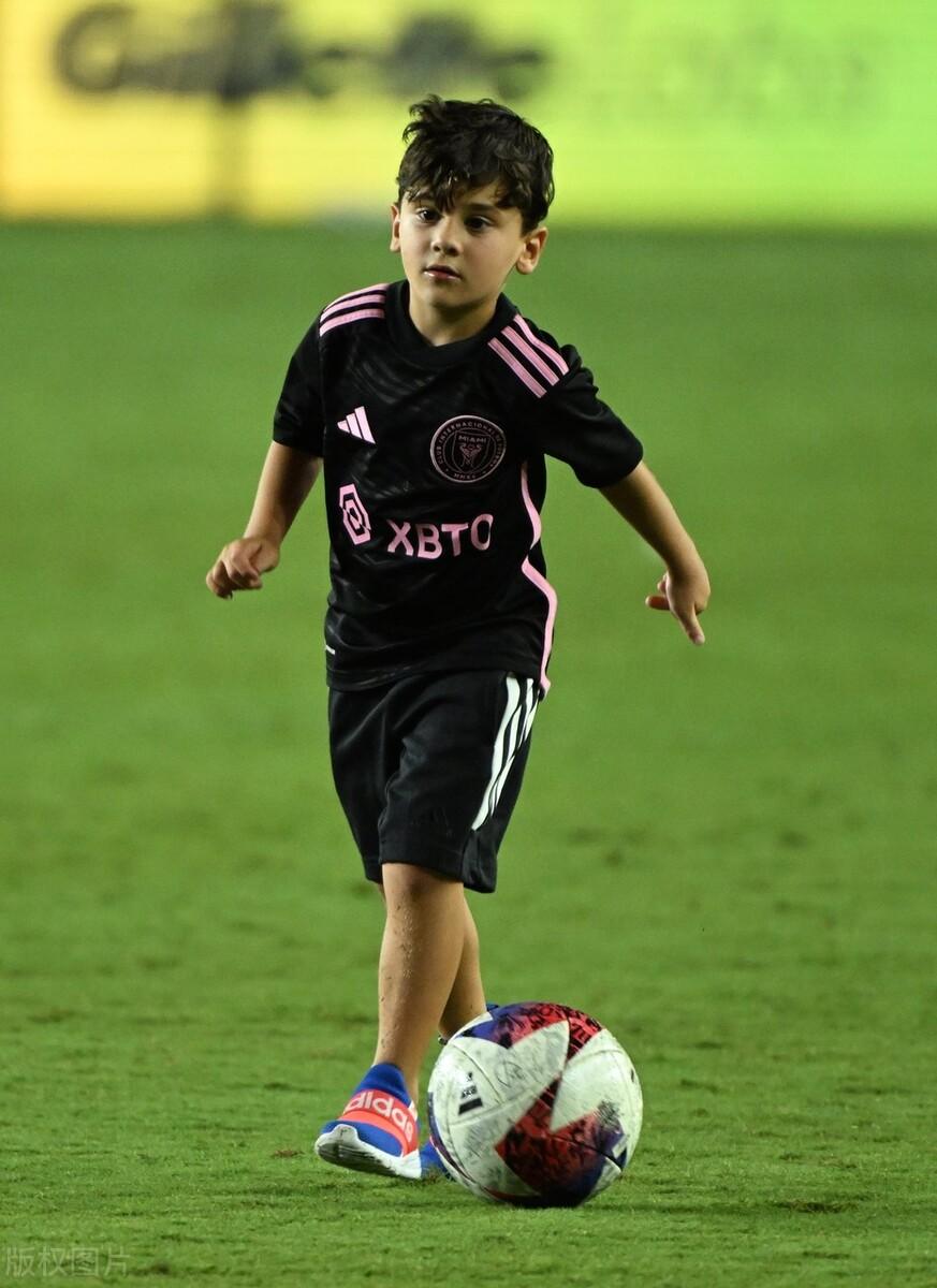 麻袋这一招一式像梅西吗？有形有神，真希望他可以踢出来，薪火相传[给力]，再创佳话