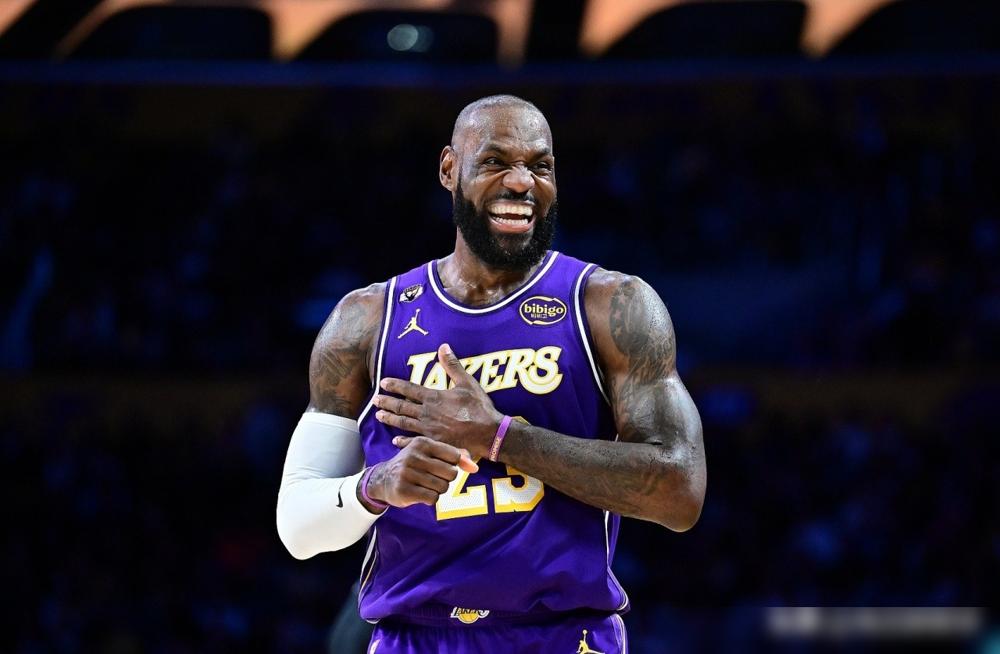 湖人124-116干翻火箭，豪取7连胜。
 
詹姆斯这场投疯了，14中13，效率