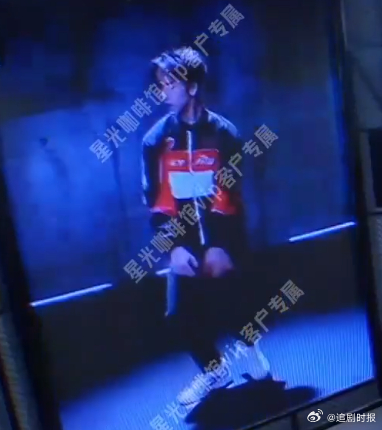 张凌赫超绝不经意露出胸肌张凌赫看AI自己害羞了张凌赫看AI自己害羞了，张凌赫超绝
