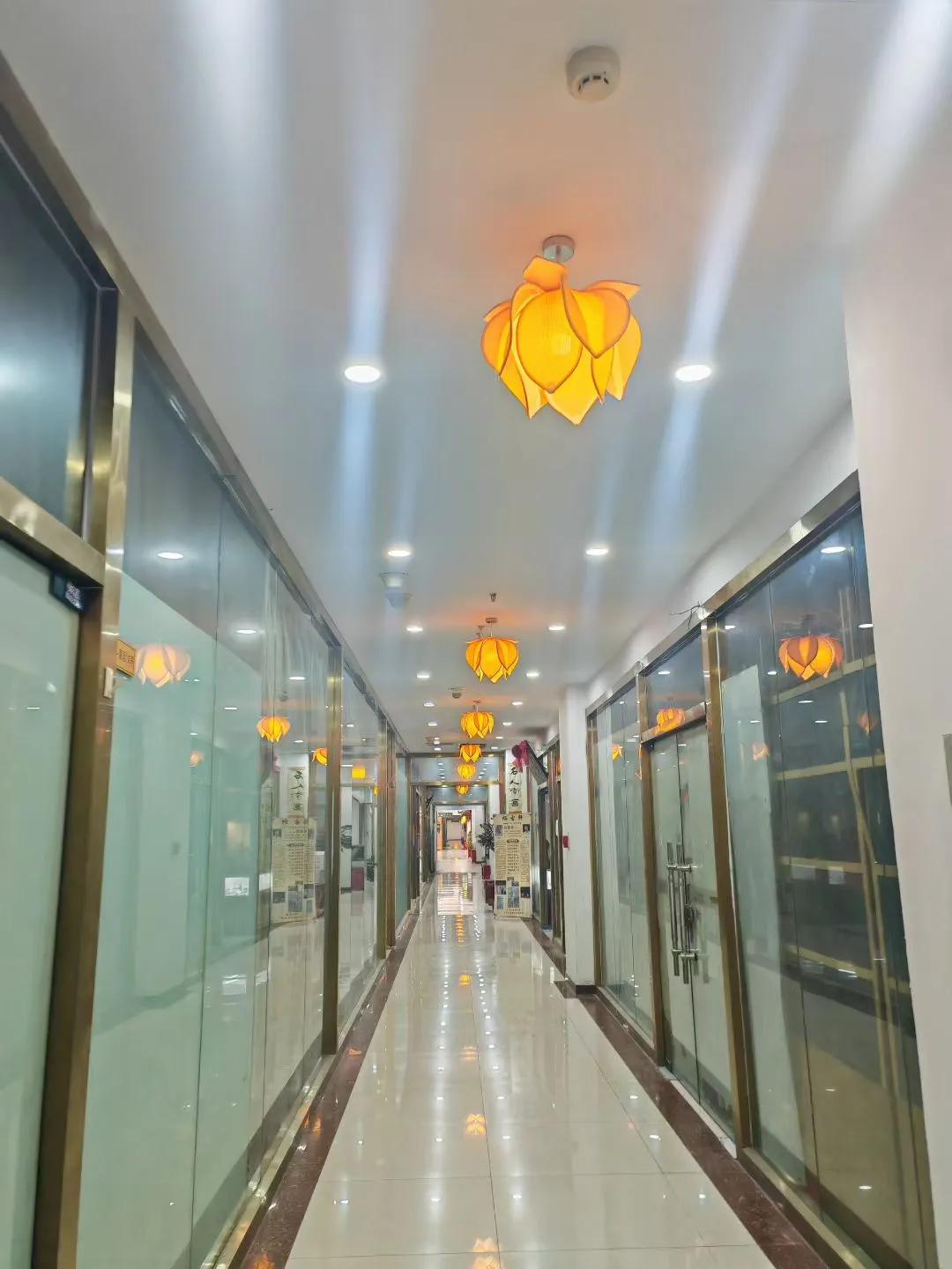 人生就像一场匆忙的旅行，我们总是脚步匆匆，忽略了沿途的风景。有时候，真的需要给自