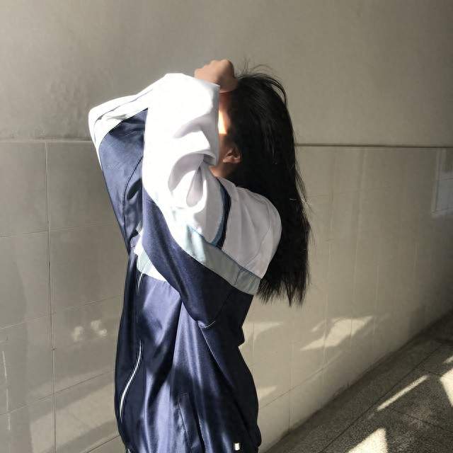 女生回应脱校服帮摔倒老人止血