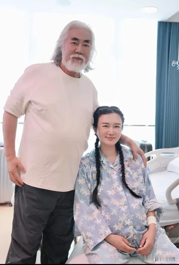 恭喜恭喜呀

张纪中官宣四胎生女
但却被大儿子成功抢镜

他发的视频中一家六口