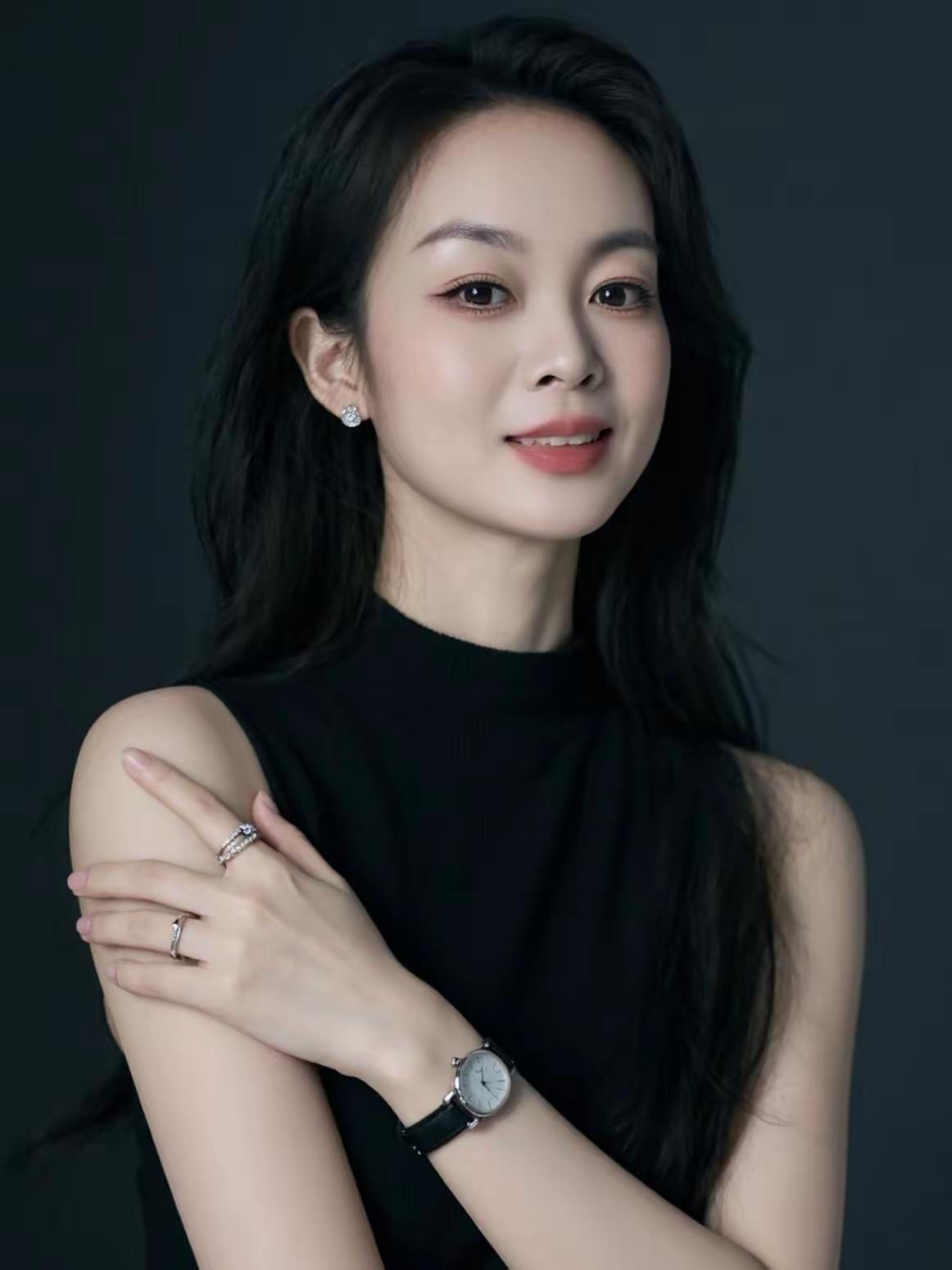 肤白身穿青，
貌美更年轻。
不知谁有福，
娶家伴终生。