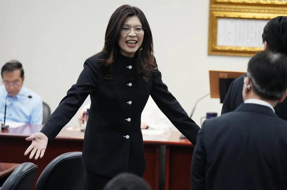 “人善被人欺，马善被人骑”！掀了桌子不再惯着？郑丽文这次直接撕破脸，半分面子都没