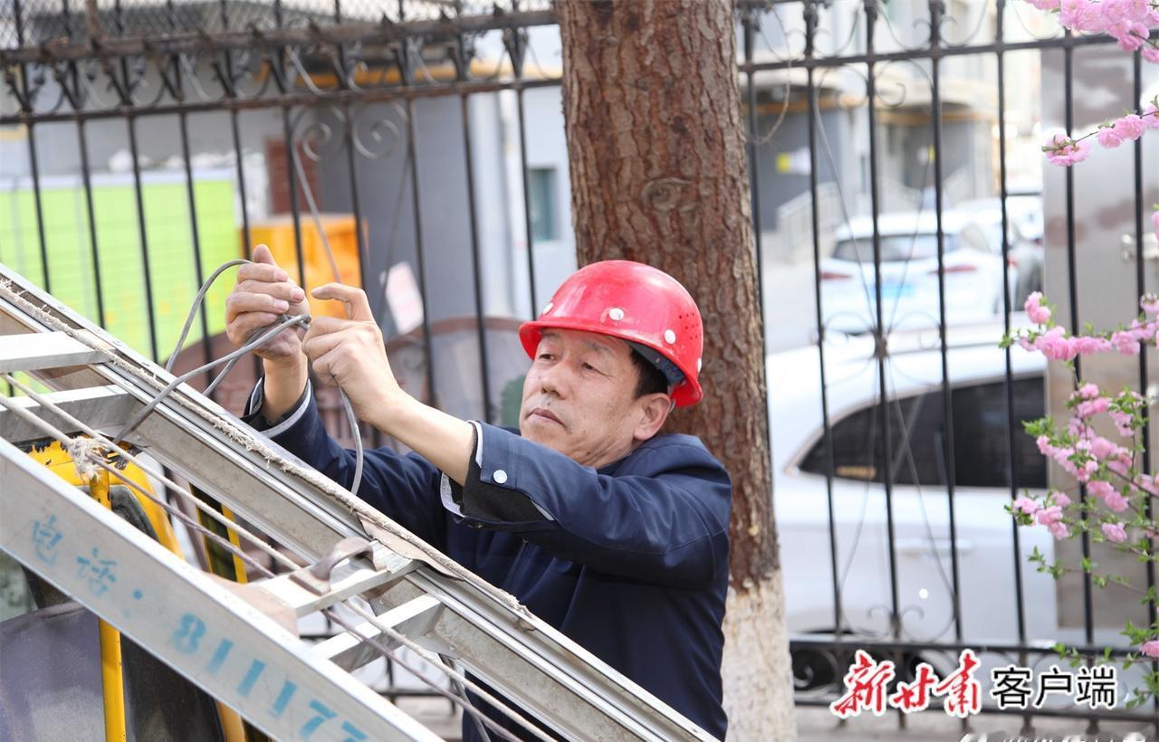 初冬时节，行走在陇原大地，光纤如银脉般蜿蜒穿梭于黄土沟壑与草原牧场，串联起城市乡