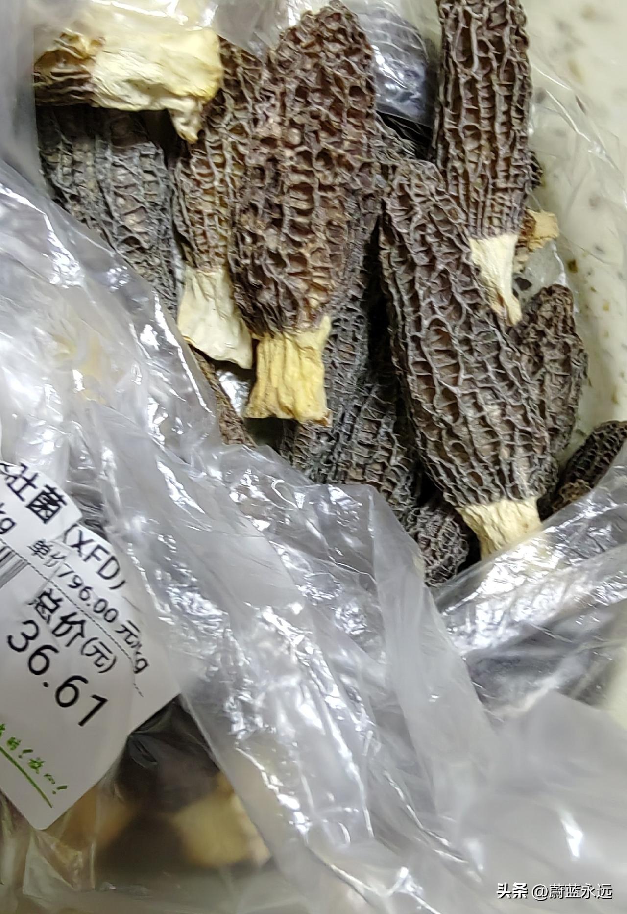 晚上我去超市买东西，买了一袋子糯米粉，半块大肚子南瓜，准备明天做南瓜饼；还买了两