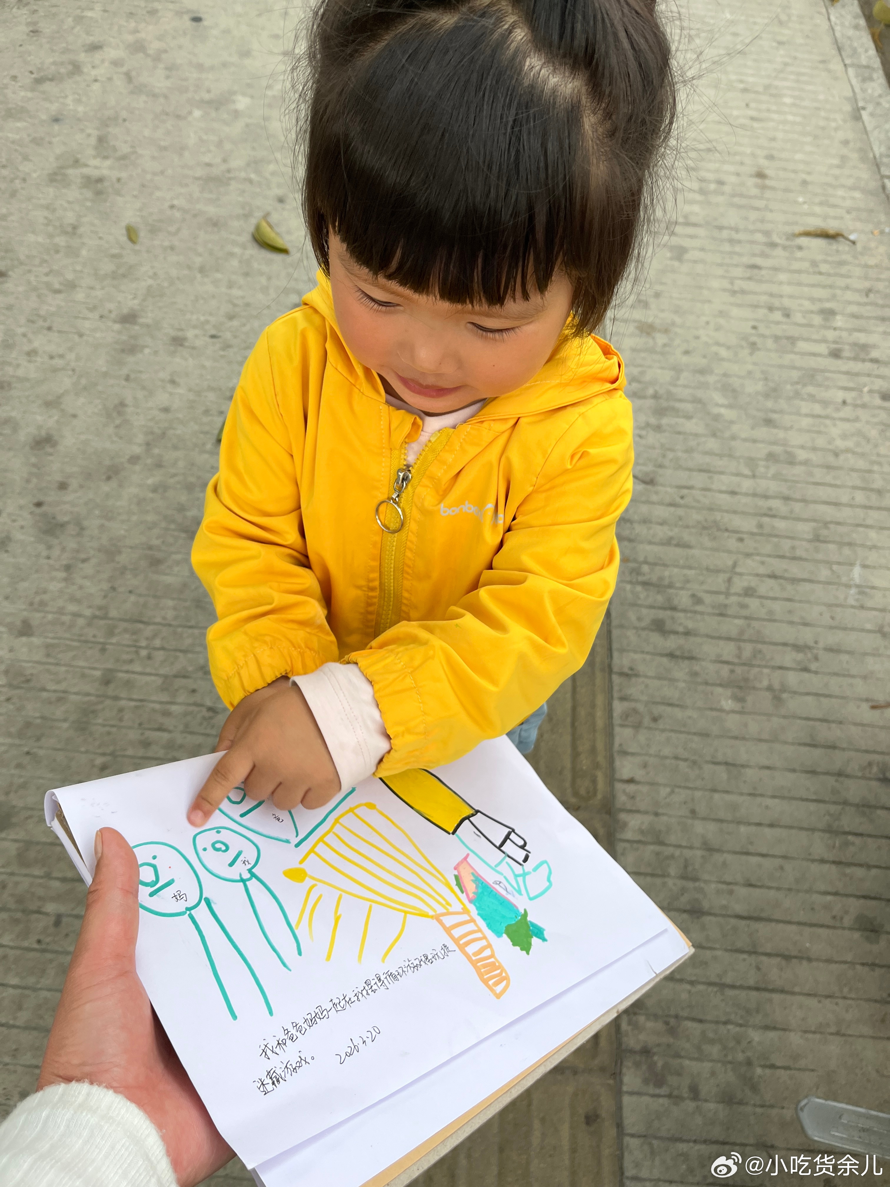 放学了，自己画的画，一出校门口，就迫不及待拿给我看，说是自己想方法画的，不错。因