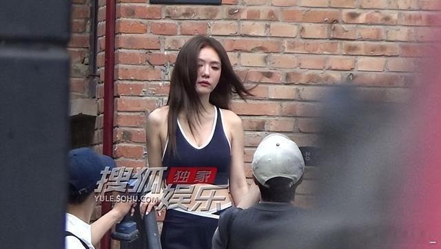 蔡文静798红砖墙腹肌照火了 