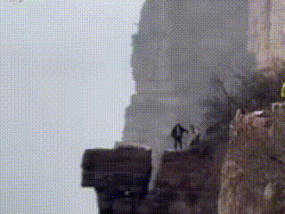 游客玩的太刺激了！
游客拍的视频，别说跳，就是隔这么远看，我心里都直打鼓！
那种