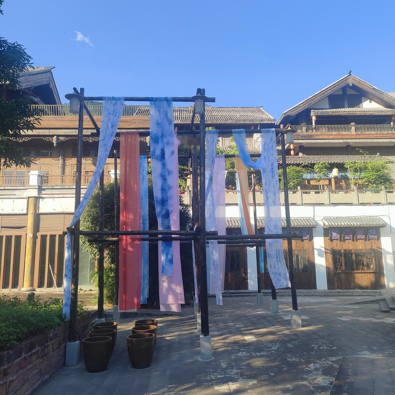 内涵，出现染布高挂场景，这个就是中国古镇的一个典型弊病，只会抄袭不会挖掘与众不同