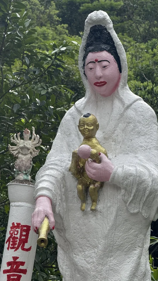 无论寺庙规模大小，观音大士之像精致或质朴，那尊像所承载的，皆是人们对慈...