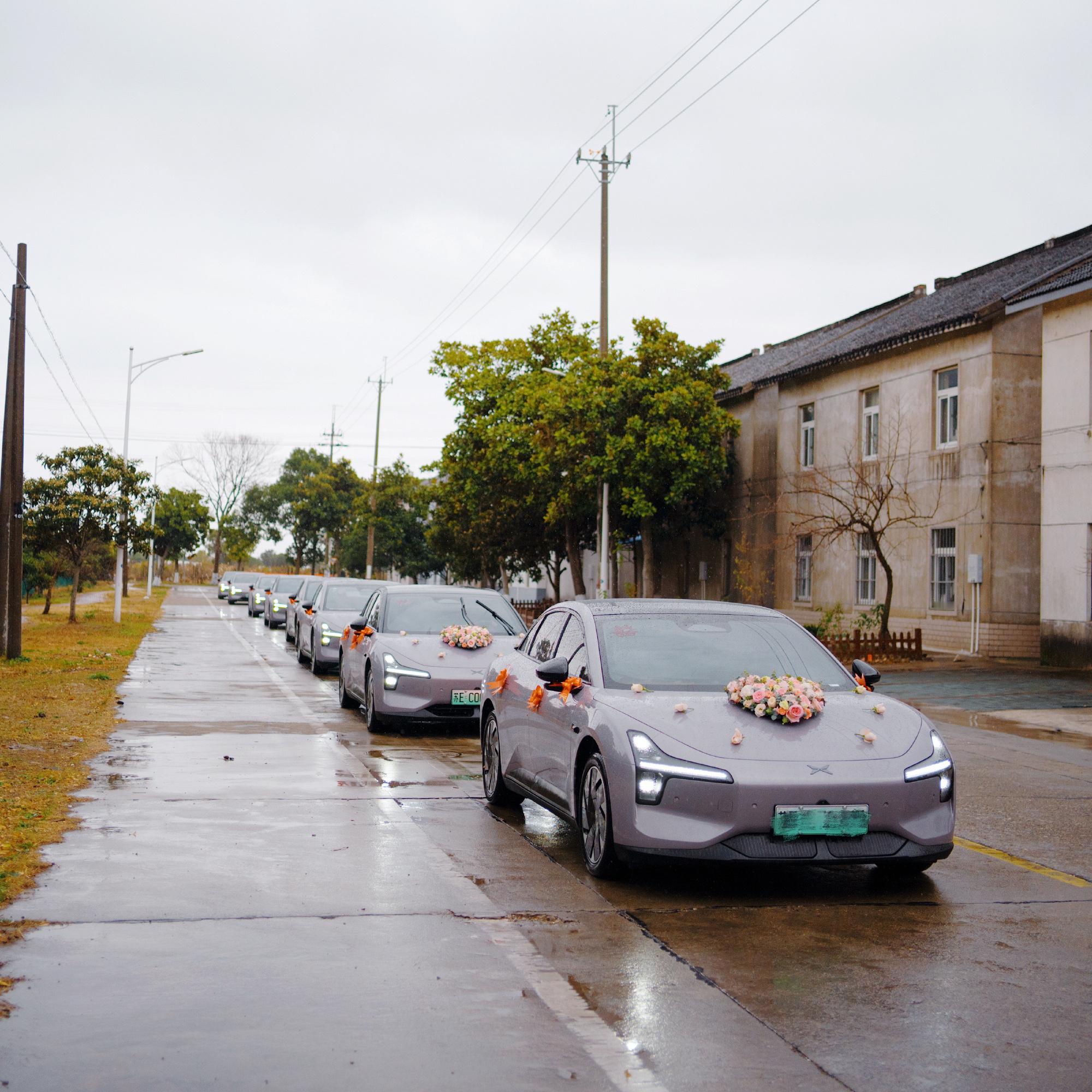 谁懂这种感动！一对情侣8年异地恋，每周跨城见面，结婚发帖喊车友帮忙，3天就集齐8