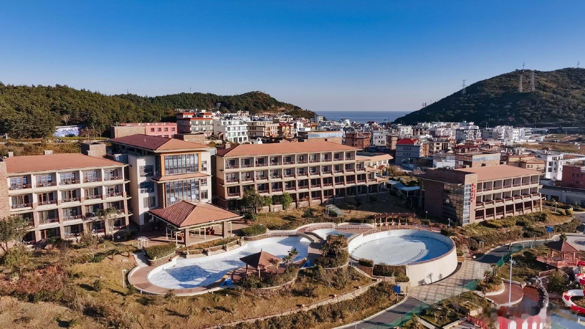 寒风吹不散嵊泗的蓝，渔港炊烟，冬日海岛藏着不喧哗的浪漫。浙山浙海浙么美