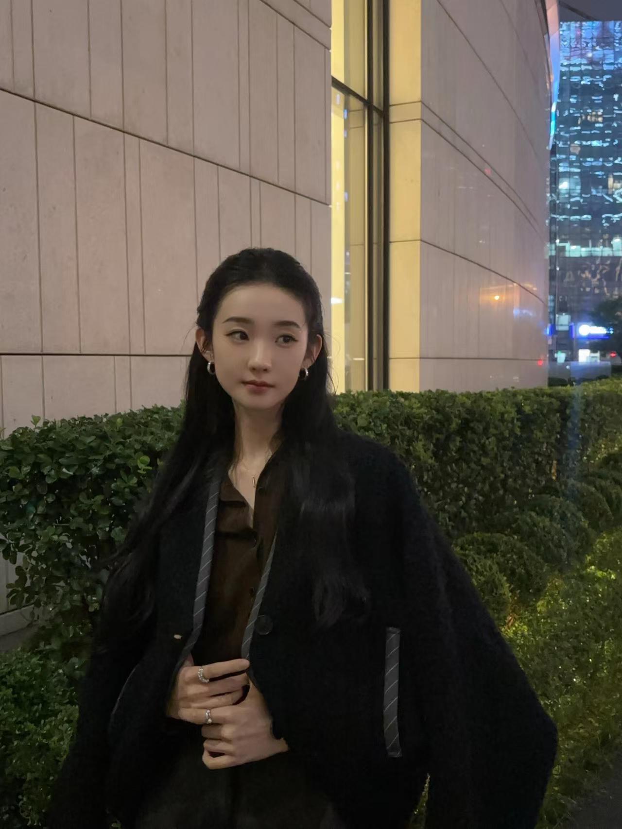 #张艺凡下班随拍##张艺凡下班好快乐# 张艺凡下班随拍来啦！因为下班快乐到模糊的