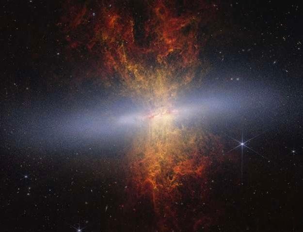 韦布望远镜在“雪茄”星系（M82）中发现了数百万颗恒星 。位于1200万光年之外