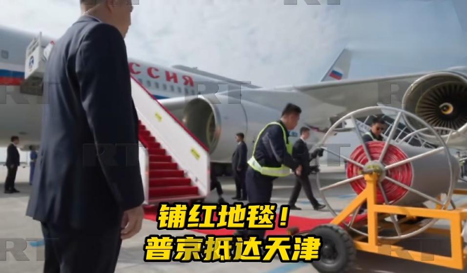 同样是普京到访，中美之间的差距原来如此之大？

在铺红毯这个环节，美军士兵直接跪
