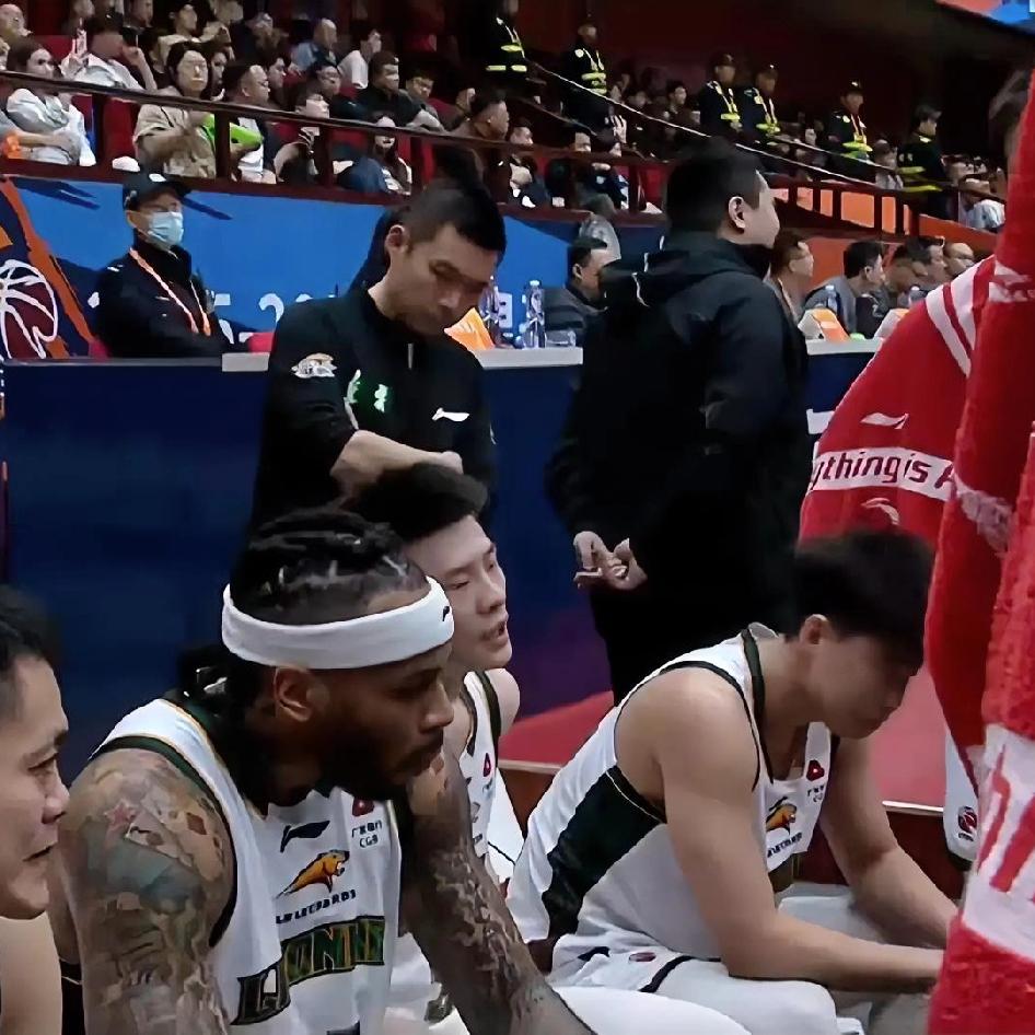 说实话，辽篮昨晚能在客场有惊无险的拿下山东！我认为有2个人的表现可圈可点！
没错