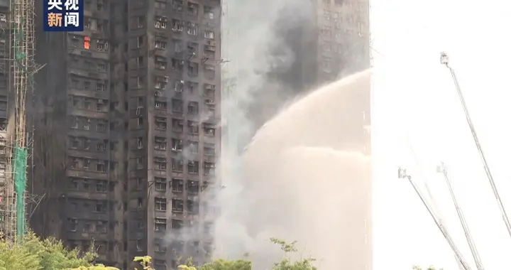 香港起火楼内找到生还者