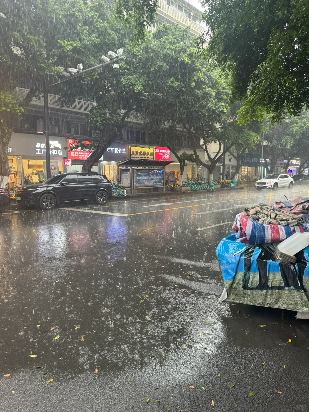 这几天来成都旅游的朋友只能酒店躺起了。。。。