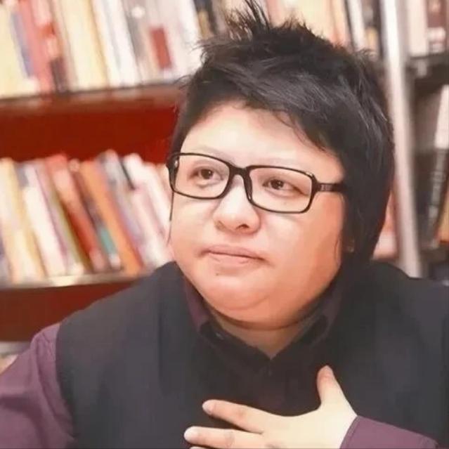 韩红基金会翻车，
7.8亿善款真相，
终于藏不住了，
一句“走个面”让韩红陷入了